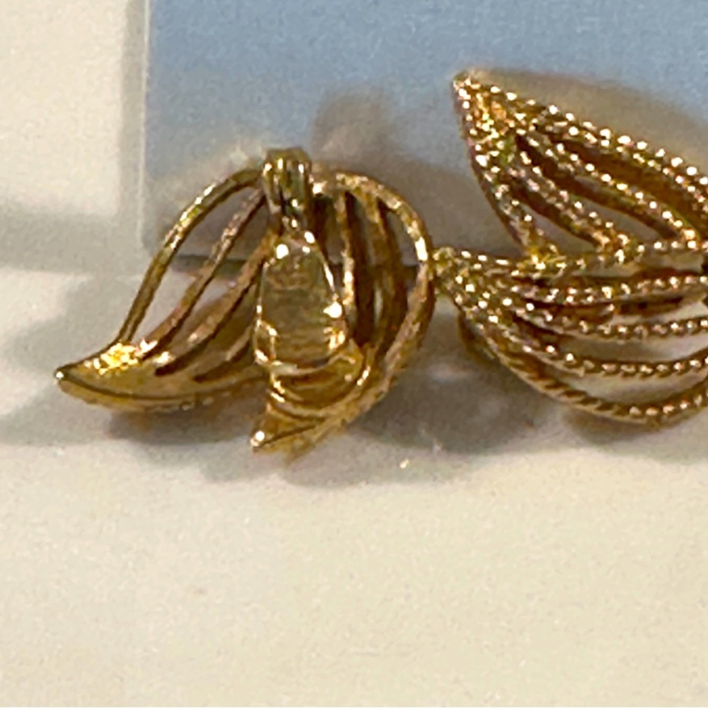 MONET PATD rare vintage double leaf clip on gold tone earrings. - Picture 4 of 5